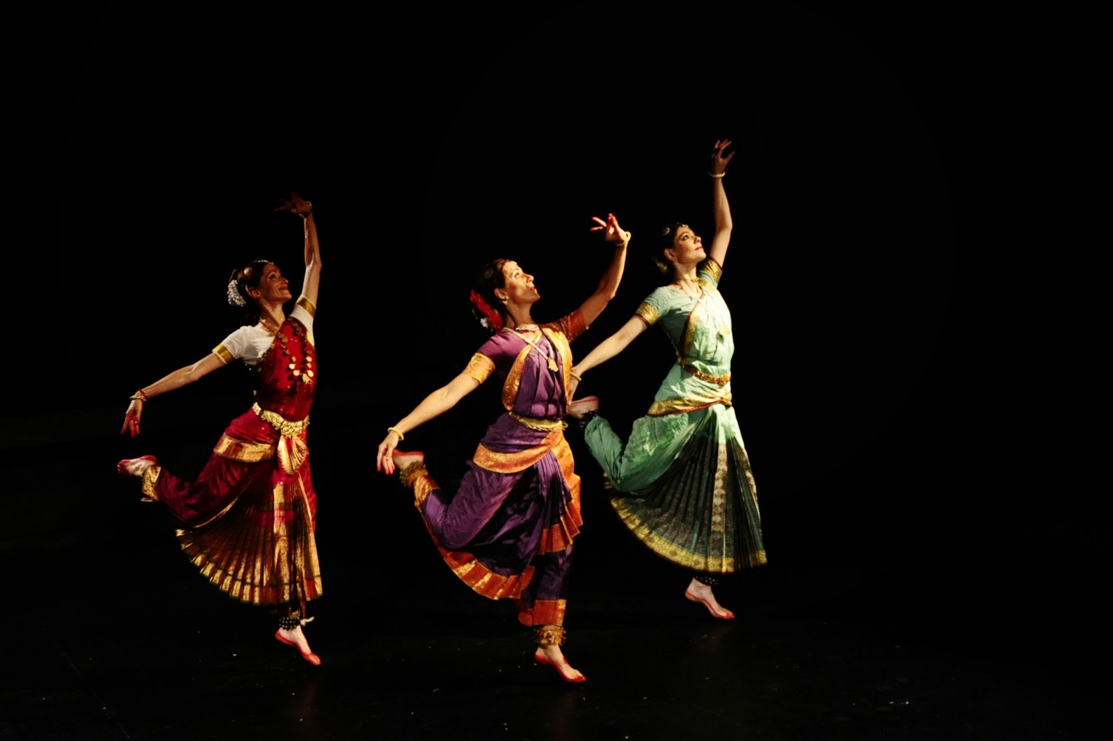 GAALC school of dance offers certificate level 
				training programs for learning Indian classical dance forms including Kathak, Indian folk dancing styles and global / western dance styles 
				through online dancing lessons conducted by highly qualified dance instructors and experienced trainers, a faculty of 
				professional dance teachers – the Indian classical dance Guru.